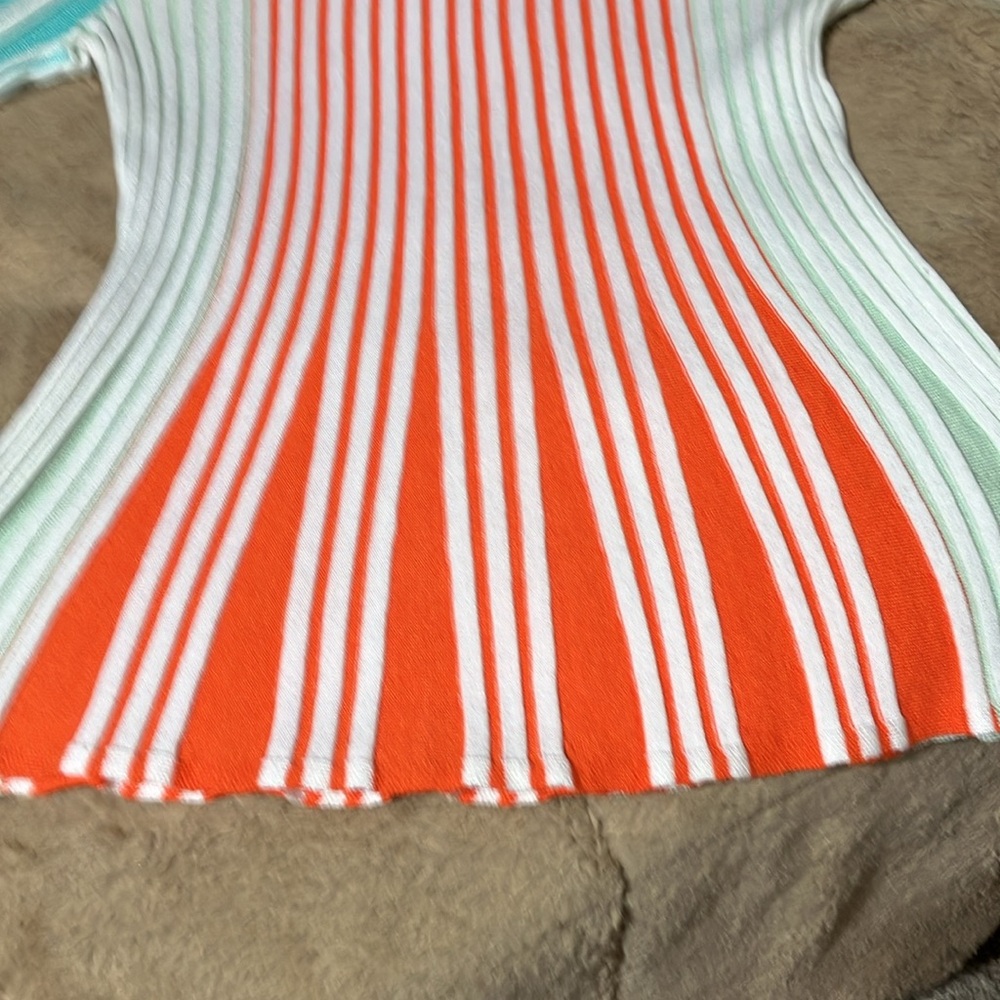 Beautiful spring/summer sweater. Size XS. Figure flattering ribbing. - Picture 4 of 6